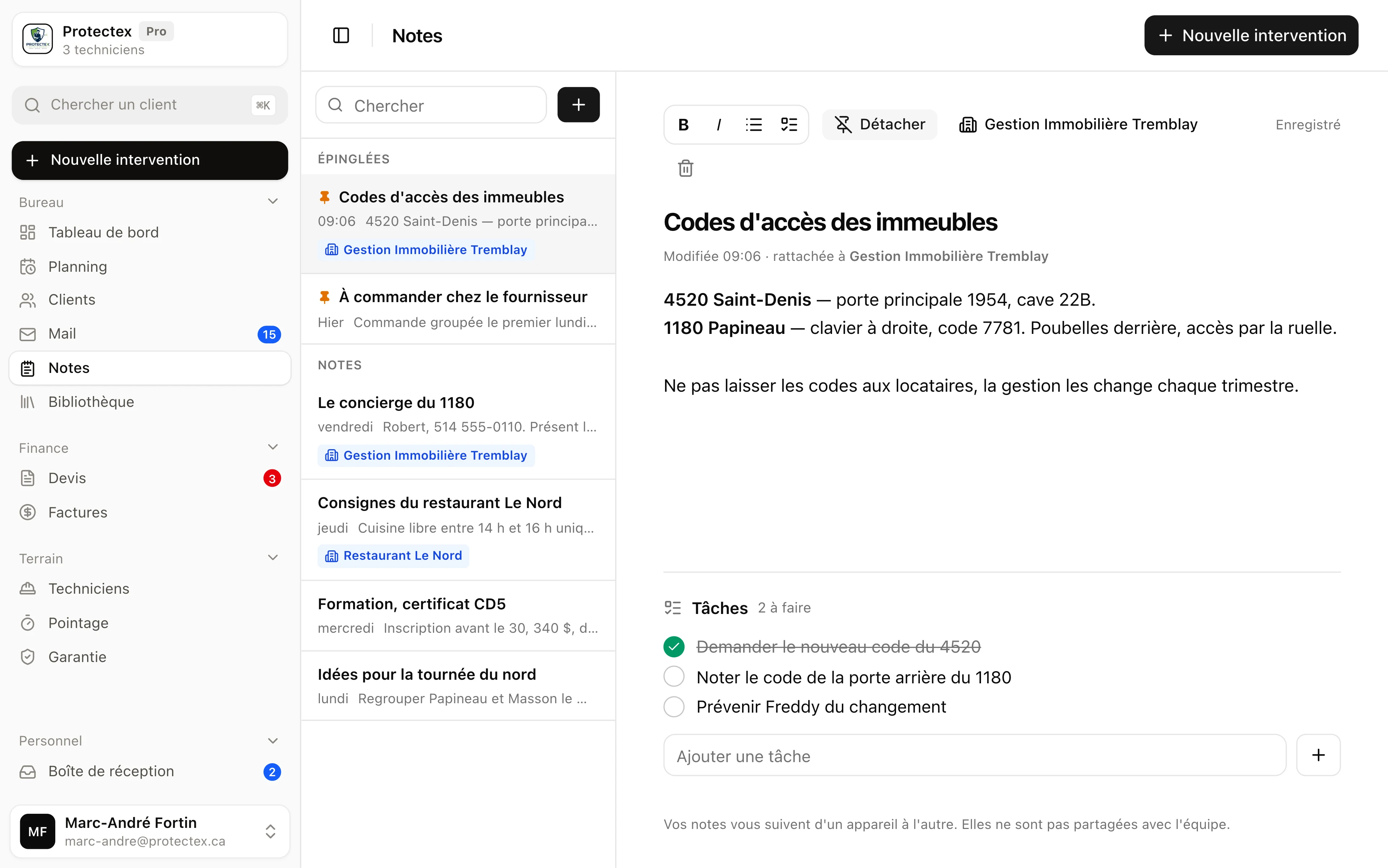 Le carnet. Les épinglées en tête, le nom du client sous chaque note, les tâches sous le texte.
